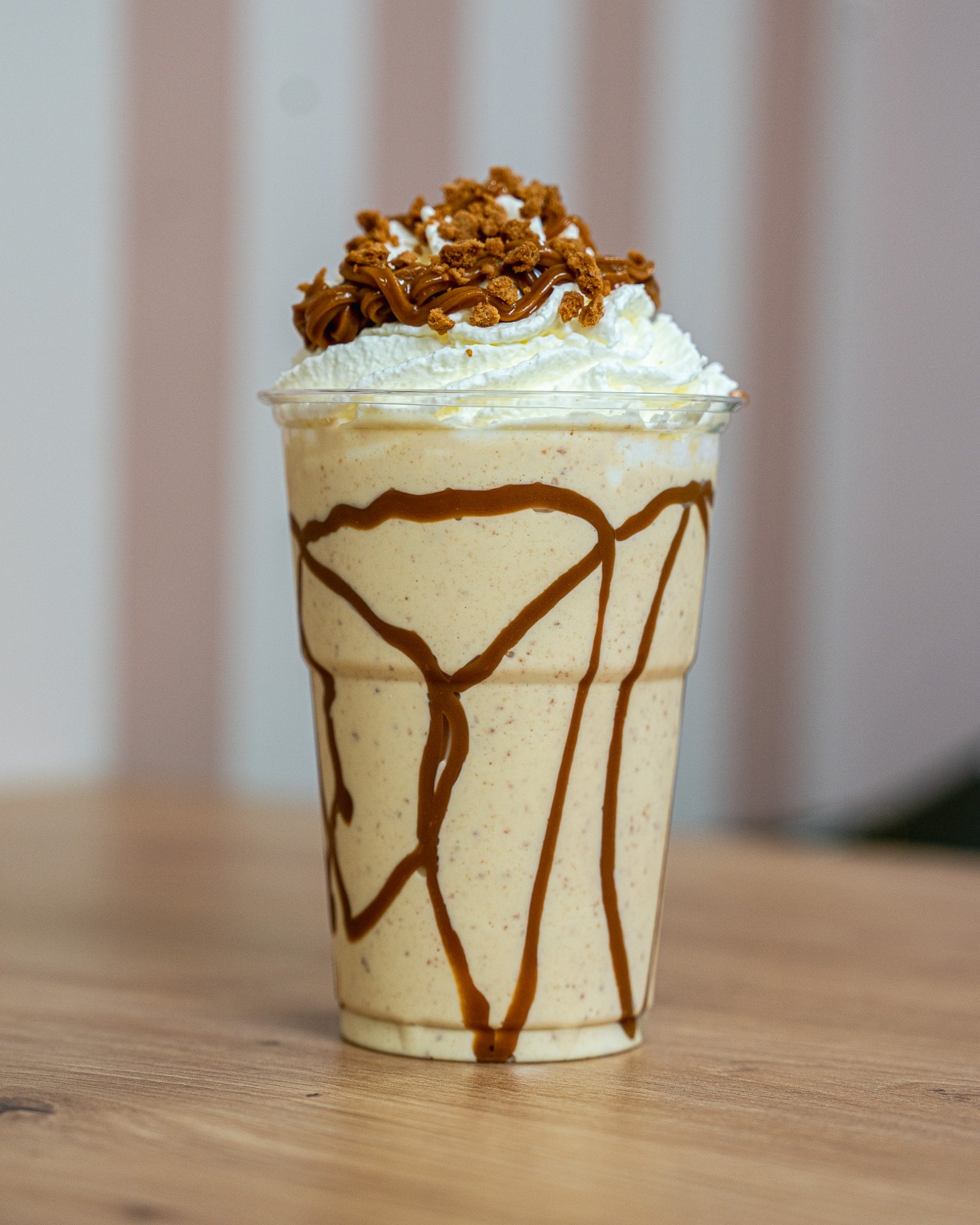 Intérieur Milkshake Factory — moulures roses, néons